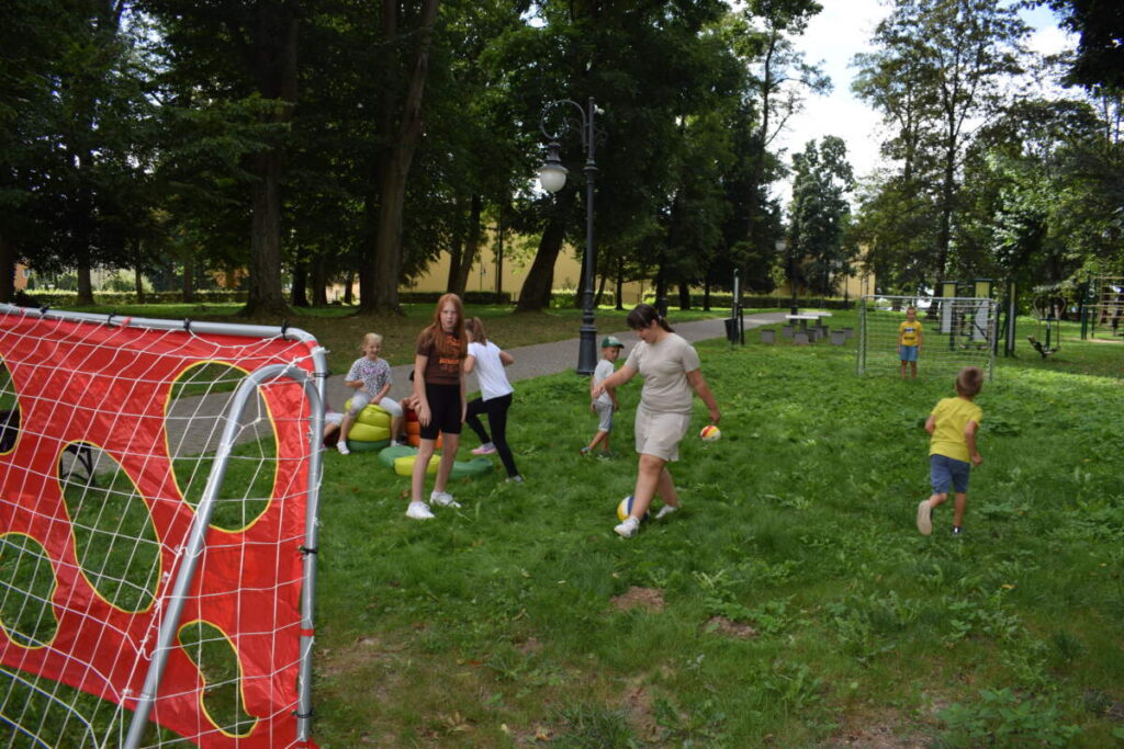 Dzieci grają w piłkę.