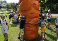 Dzieci obejmują dużą marchewkę.