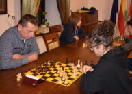 Przy stole para zawodników gra w szachy.
