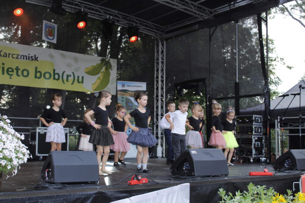 Grupka dzieci tańczy na scenie.