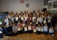 Grupa osób pozuje do zdjęcia